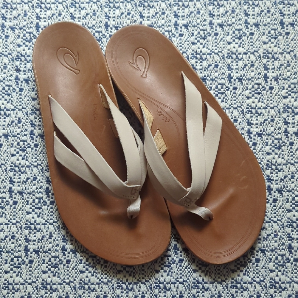 NWOT OluKai Tan and Cream Women's Sandals
